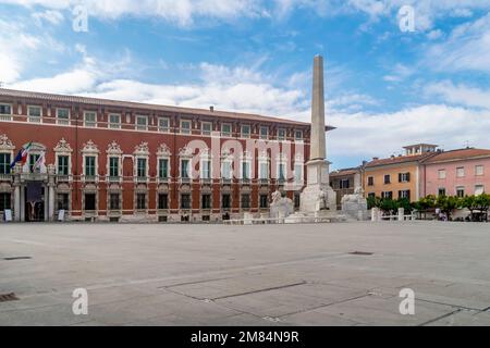 Piazza degli Aranci e il palazzo ducale nel centro storico di massa Foto Stock