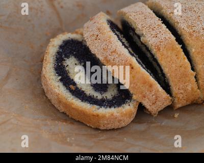 Un delizioso rotolo di semi di papavero. Primo piano. Foto Stock