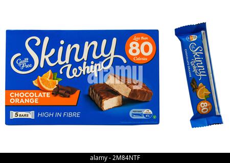 Scatola di snack bar all'arancia Skinny Whip al cioccolato senza sensi di colpa con uno rimosso in alto in fibra meno di 80 calorie isolato su sfondo bianco Foto Stock