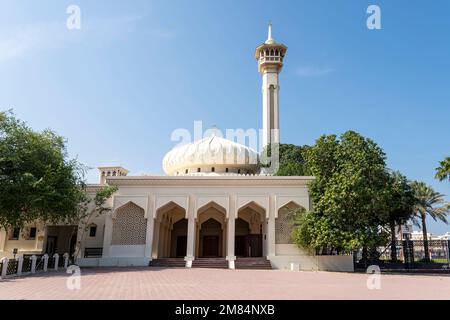 moschea nella zona Bastakiya, città vecchia con architettura araba a Dubai, Emirati Arabi Uniti. minareto nel cielo blu Foto Stock