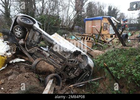 Erkelenz, Germania. 12th Jan, 2023. Barricate il secondo giorno dello sfratto nel villaggio lignita di Lützerath occupato da attivisti climatici. L'azienda energetica RWE vuole scavare il carbone che si trova sotto Lützerath - a questo scopo, il borgo sul territorio della città di Erkelenz presso l'opencast lignite miniera Garzweiler II è da demolire. Credit: Rolf Vennenbernd/dpa/Alamy Live News Foto Stock