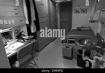 Una tipica cabina di stato di alto ufficiale a bordo della nave da guerra USS IOWA (BB-61). Paese: Sconosciuto Foto Stock