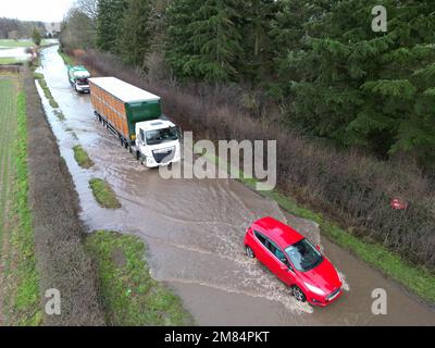 Kingsland, Herefordshire, Regno Unito – Giovedì 12th Gennaio 2023 – UK Weather – veduta aerea dei veicoli che attraversano le inondazioni lungo la A4110 vicino a Kingsland, nell'Herefordshire rurale. Dopo giorni di pioggia, fiumi locali come il fiume Teme e il fiume Wye sono a livelli molto alti. Più previsioni di pioggia. Foto Steven Maggio / Alamy Live News Foto Stock