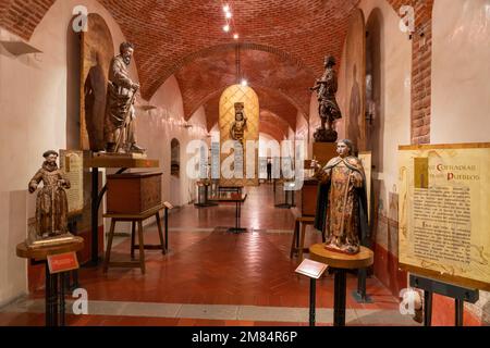 Statue in legno di santi coperti in foglia d'oro del 18th ° secolo nel Museo delle culture Oaxacan a Oaxaca, Messico. Foto Stock