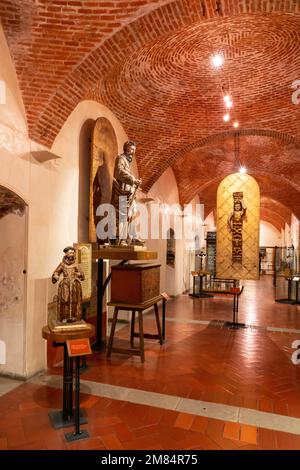 Statue in legno di santi coperti in foglia d'oro del 18th ° secolo nel Museo delle culture Oaxacan a Oaxaca, Messico. Foto Stock