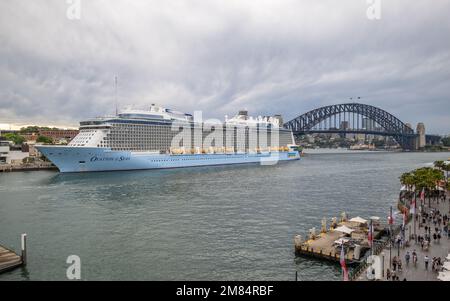 Circular Quay, Sydney, Australia - 7th Dicembre 2022: La nave da crociera Ovation of the Seas of Royal Caribbean International è ormeggiata a Circular Quay Foto Stock