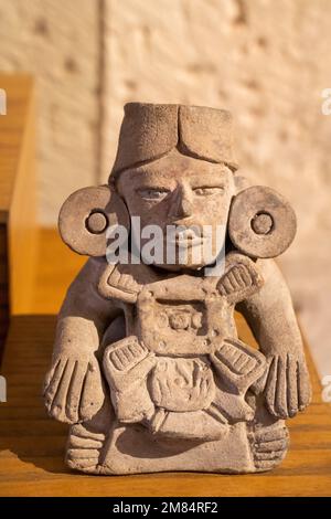 Pentola funeraria Zapotec in ceramica pre-ispanica a forma umana nel Museo della cultura di Oaxacan, Oaxaca, Messico. Foto Stock