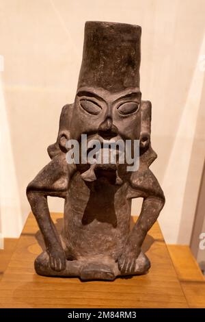 Pentola funeraria Zapotec in ceramica pre-ispanica a forma umana con lingua bifid. Museo della Cultura di Oaxacan, Oaxaca, Messico. Foto Stock