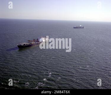 Una vista elevata di prua portuale della nave di preposizionamento marittimo SS PFC. OBREGON (T-AK-3006). Il MAJ SS. STEPHEN W. PLESS (T-AK-3007) è sullo sfondo. Paese: Sconosciuto Foto Stock