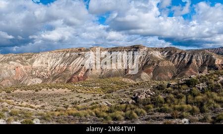 Vista panoramica del deserto di Gorafe e dei canyon di argilla rossa nel sud della Spagna Foto Stock