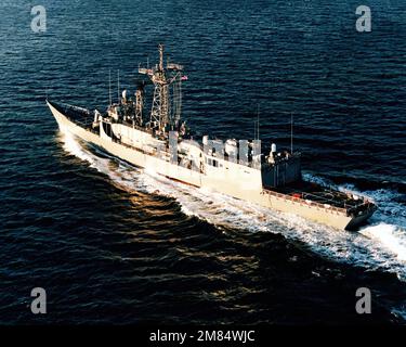 Una vista elevata del quarto porto della fregata missilistica guidata USS SAMUEL B. ROBERTS (FFG 58) in corso durante le prove in mare prima della sua messa in servizio. Paese: Oceano Atlantico (AOC) Foto Stock