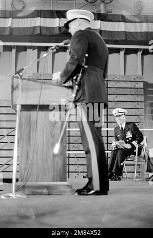 Generale (GEN) Paul X. Kelley, comandante del corpo dei Marine, parla durante la messa in servizio della nave portuale USS GERMANTOWN (LSD 42) presso i cantieri di Lockheed. Base: Seattle Stato: Washington (WA) Paese: Stati Uniti d'America (USA) Foto Stock