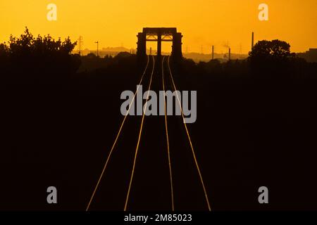 Ex Warrington e Stockport Railway (ora smantellata) con Latchford Viadotto in lontananza nel 1978, Warrington, Cheshire Foto Stock