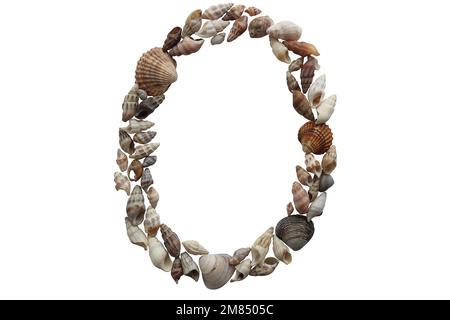 Lettera o, idea di concetto di estate. Lettera o realizzata con conchiglia di mare isolata su sfondo bianco. Foto Stock