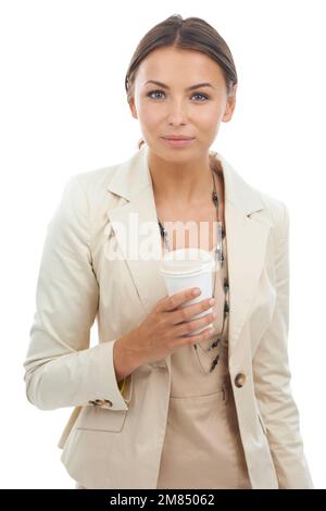 Inizia la sua mattina con un caffè fresco. Studio portait di una giovane donna d'affari con un caffè isolato su bianco. Foto Stock