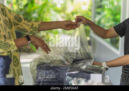 Cameriera dare ordine di portare fuori cibo a femmina cliente. Foto Stock