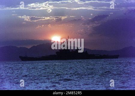 Una vista laterale del porto della nave da guerra USS IOWA (BB-61) al tramonto. Base: Puerto Caldera Paese: Costa Rica (CRI) Foto Stock