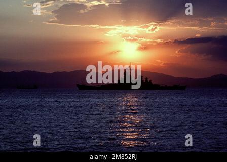 Una vista laterale del porto della nave da guerra USS IOWA (BB-61) ancorata al tramonto. Base: Puerto Caldera Paese: Costa Rica (CRI) Foto Stock