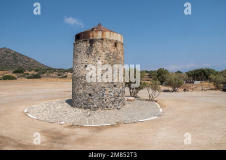 Una vecchia rovina vicino alla spiaggia di Kolokitha vicino a Elounda a Creta Foto Stock
