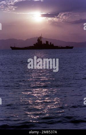 Una vista dal fascio del porto dalla silhouette della nave da guerra USS IOWA (BB-61) ancorata al tramonto. Base: Puerto Caldera Paese: Costa Rica (CRI) Foto Stock