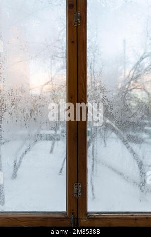 finestra con tracce di brina sul vetro. vetro smerigliato. finestra in inverno Foto Stock