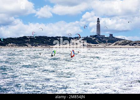 Persone che praticano il kitesurf sulla spiaggia di Los Caños de Meca, vicino al faro di Trafalgar, Barbate, Cádiz Foto Stock