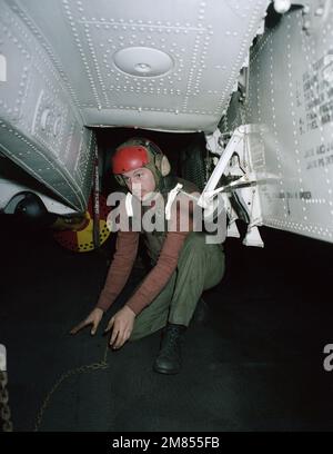 DN-SC-87-02885. Base: USS Saratoga (CV 60) Nazione: Mar Mediterraneo (MED) Foto Stock