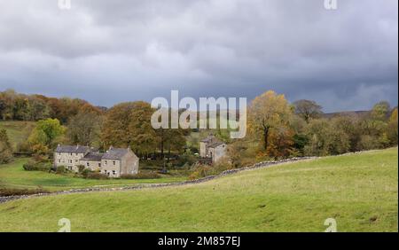 Le nuvole di pioggia si raccolgono sulle valli dello Yorkshire. Foto Stock