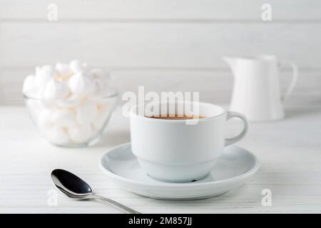 Caffè con panna e torta bianca all'uovo Foto Stock