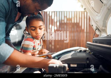 Il padre, il tablet e il bambino imparano circa il problema dell'automobile con il software diagnostico per la riparazione meccanica. Uomo nero e figlia o ragazza che si legano durante il lavoro Foto Stock