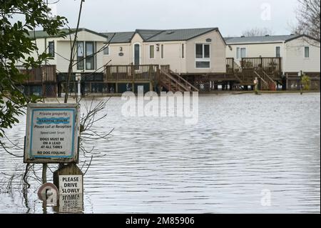 Kempsey, Worcestershire, 12 gennaio 2023 - le carovane natalizie presso il campo ricreativo di Seaborne a Kempsey, Worcestershire sono state abbandonate dall'acqua alluvionale dopo che il fiume Severn ha fatto esplodere le sue sponde. Le carovane statiche rialzate hanno ora la vista di un grande specchio d'acqua e di imbarcazioni da diporto ormeggiate fuori portata. Si prevede che il livello del fiume raggiunga il picco il sabato. Credito: Interrompi stampa Media/Alamy Live News Foto Stock