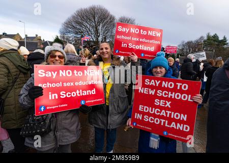 Edimburgo, Scozia, Regno Unito. 12 gennaio 2023. Raduna al di fuori del Parlamento scozzese da parte di gruppi di valori pro-famiglia che protestano contro il disegno di legge sulla riforma del riconoscimento di genere del governo scozzese, che passa attraverso il Parlamento scozzese. Una piccola contro protesta è stata tenuta di fronte da individui pro-trans che sono a favore della legge GRC. Iain Masterton/Alamy Live News Foto Stock