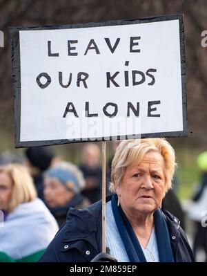 Edimburgo, Scozia, Regno Unito. 12 gennaio 2023. Raduna al di fuori del Parlamento scozzese da parte di gruppi di valori pro-famiglia che protestano contro il disegno di legge sulla riforma del riconoscimento di genere del governo scozzese, che passa attraverso il Parlamento scozzese. Una piccola contro protesta è stata tenuta di fronte da individui pro-trans che sono a favore della legge GRC. Iain Masterton/Alamy Live News Foto Stock