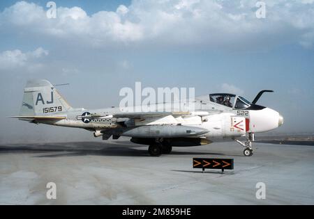 Vista laterale destra di un aereo di attacco Squadron 176 KA-6D Intruder, attrezzato per operazioni di rifornimento, in preparazione al decollo. Base: Naval Air Station, Fallon Stato: Nevada (NV) Paese: Stati Uniti d'America (USA) Foto Stock