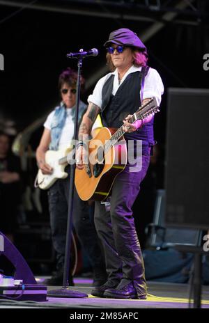 Johnny Depp si esibisce con Jeff Beck all'Helsinki Blues Festival in Finlandia Foto Stock
