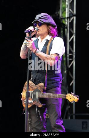 Johnny Depp si esibisce con Jeff Beck all'Helsinki Blues Festival in Finlandia Foto Stock