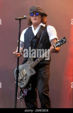 Johnny Depp si esibisce con Jeff Beck all'Helsinki Blues Festival in Finlandia Foto Stock
