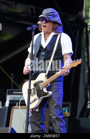 Johnny Depp si esibisce con Jeff Beck all'Helsinki Blues Festival in Finlandia Foto Stock