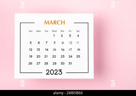 Marzo 2023 Calendario mensile di 2023 anno su sfondo rosa. Foto Stock