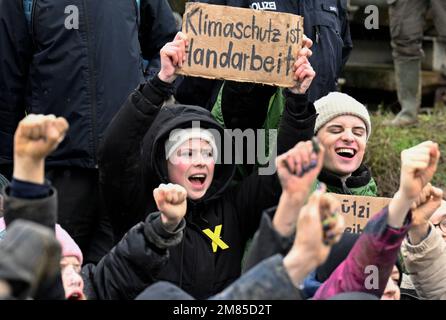 Erkelenz, Germania. 12th Jan, 2023. Anche Luisa Neubauer (M), attivista ambientale, è tra i dimostranti. Credit: Roberto Pfeil/dpa/Alamy Live News Foto Stock