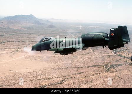 Una vista dall'alto a sinistra di un velivolo 355th Tactical Training Squadron A-10 Thunderbolt II armato di un missile AGM-65 Maverick, che spara il suo cannone GAU-8/A Avenger 30mm sulla gamma tattica di Gila Bend. Paese: Sconosciuto Foto Stock