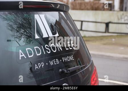 Addison Lee Taxi in attesa di passeggeri a Shepherd's Bush, West London. Foto Stock