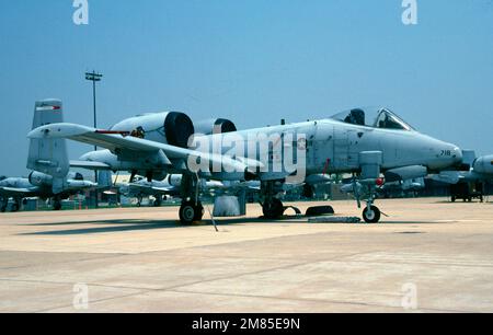 Il Fairchild Republic A-10 Thunderbolt II è un velivolo ad attacco subsonico, doppio turbofan, ad ala diritta, sviluppato da Fairchild Republic per l'aviazione militare degli Stati Uniti (USAF). In servizio dal 1976, è chiamato per la Repubblica P-47 Thunderbolt, un combattente-bombardiere della seconda guerra mondiale efficace per attaccare obiettivi di terra, ma comunemente chiamato 'Warthog' o semplicemente 'Hog'. L'A-10 è stato progettato per fornire un supporto aereo stretto (CAS) alle truppe di terra amichevoli attaccando veicoli blindati, carri armati e altre forze di terra nemiche Foto Stock