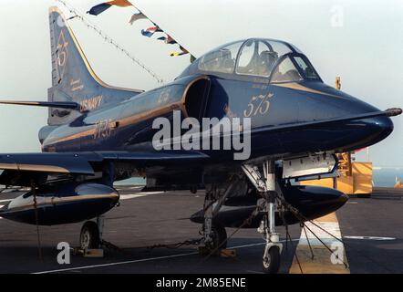 Una vista frontale destra di uno Squadrone di addestramento 25 (VT-25) TA-4J Skyhawk in mostra durante la celebrazione del 75th° anniversario dell'aviazione navale. L'aeromobile ha uno speciale schema di pittura anniversario diamante. Base: Naval Air Station, Pensacola Stato: Florida (FL) Paese: Stati Uniti d'America (USA) Foto Stock