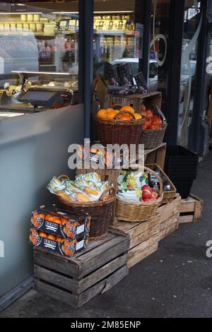 Londra, Regno Unito - 11 gennaio 2023: Prodotti freschi in vendita al di fuori di un negozio di alimentari. Credito: Sinai Noor/Alamy Foto Stock