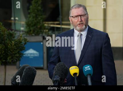 Doug Beattie, leader dell'UUP, parla con i media allo Stormont Hotel di Belfast, a seguito di un incontro con Taoiseach Leo Varadkar che sta tenendo colloqui con i rappresentanti dei cinque partiti politici di Stormont. Data immagine: Giovedì 12 gennaio 2023. Foto Stock