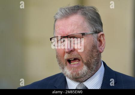 Doug Beattie, leader dell'UUP, parla con i media allo Stormont Hotel di Belfast, a seguito di un incontro con Taoiseach Leo Varadkar che sta tenendo colloqui con i rappresentanti dei cinque partiti politici di Stormont. Data immagine: Giovedì 12 gennaio 2023. Foto Stock