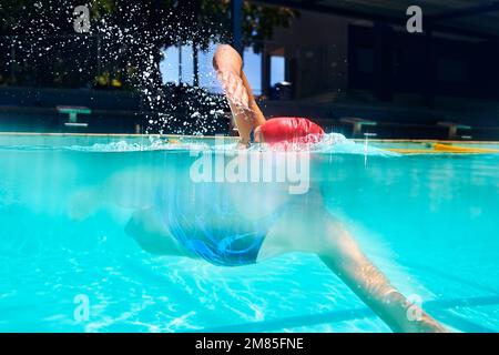 Nuoto ad un meglio personale. Scatto subacqueo di una nuotatrice femminile. Foto Stock