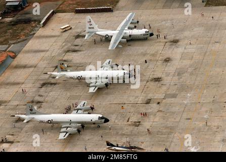 Una veduta aerea di due aerei P-3 Orion e C-130 Hercules in mostra durante la celebrazione del 75th° anniversario dell'aviazione navale. Base: Naval Air Station, Pensacola Stato: Florida (FL) Paese: Stati Uniti d'America (USA) Foto Stock