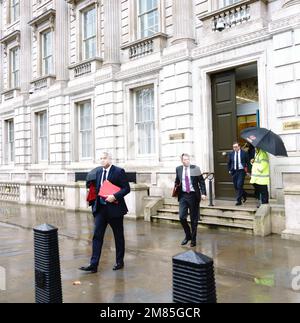 Londra, Regno Unito, Downing St. Gennaio 12th 2023 Steve Barclay, Segretario di Stato per la Salute, e John Glen, Segretario principale del Tesoro, lasciare il Gabinetto di questa mattina, e camminare sotto la pioggia, seguendo un incontro esteso dei ministri del governo BridgetCatterall/AlamyLiveNews Foto Stock